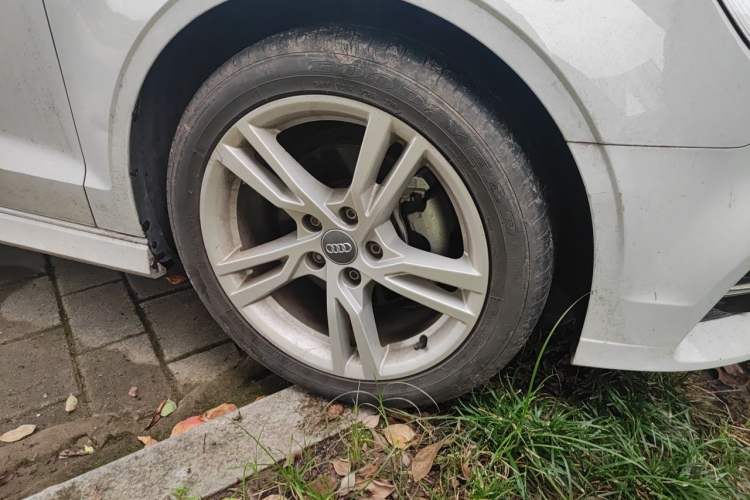 Used Audi A3 2019 Limousine 35 TFSI Fashion Edition China VI Emission Standard Right Front Wheel Hub