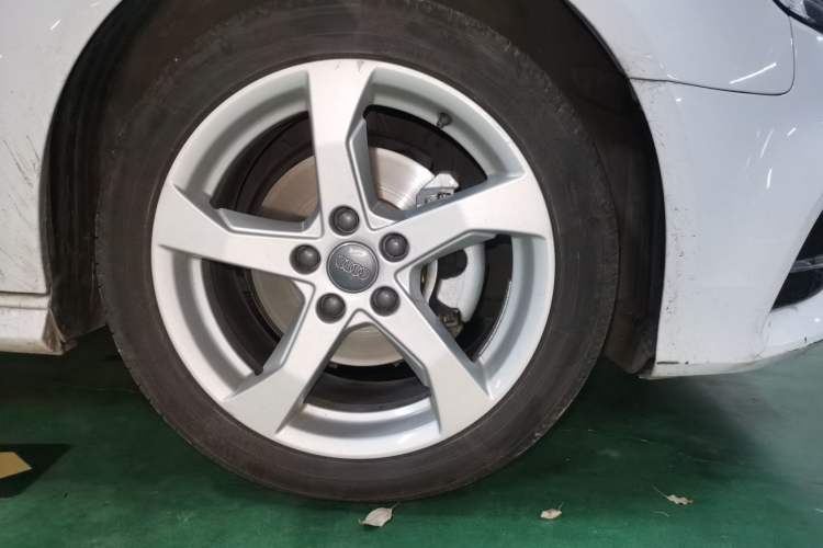 Used Audi A3 2019 Sportback 35 TFSI Fashion Edition China V Right Front Wheel Hub