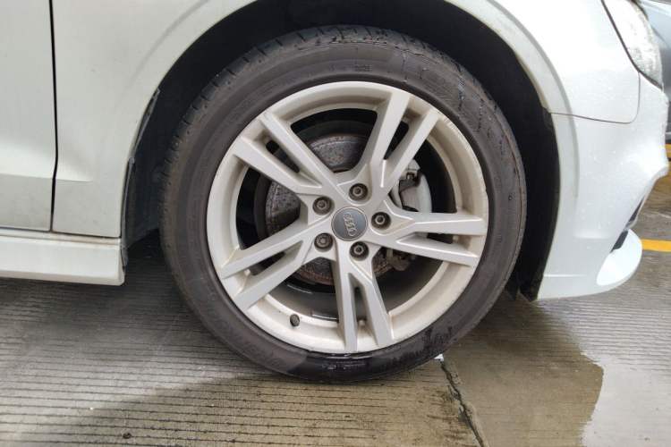 Used Audi A3 2019 Limousine 35 TFSI Fashion Edition China VI Emission Standard Right Front Wheel Hub