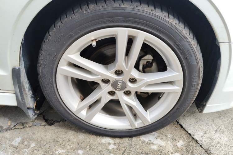 Used Audi A3 2019 Limousine 35 TFSI Fashion Edition China V standard Right Front Wheel Hub