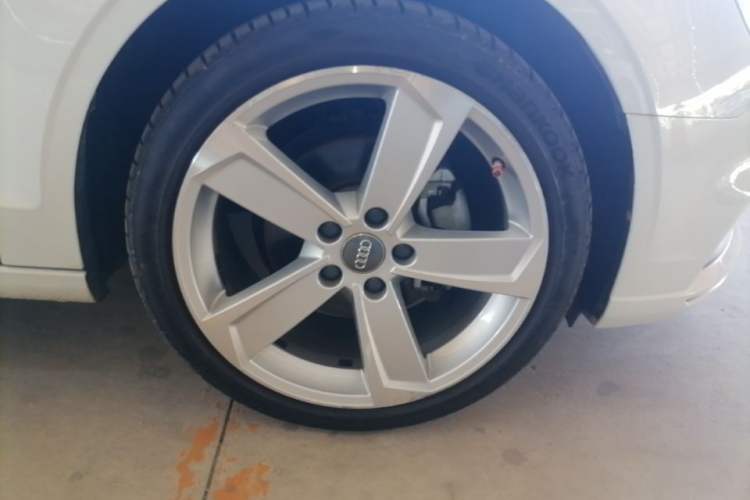 Used Audi A3 2019 Limousine 35 TFSI Style Edition China VI Emission Standard Right Front Wheel Hub