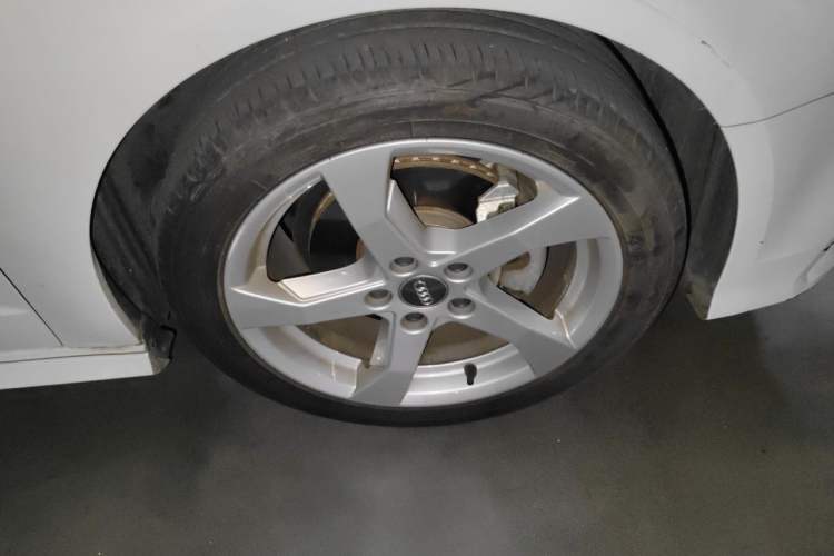 Used Audi A3 2019 Sportback 35 TFSI Fashion Edition China VI Emission Standard Right Front Wheel Hub