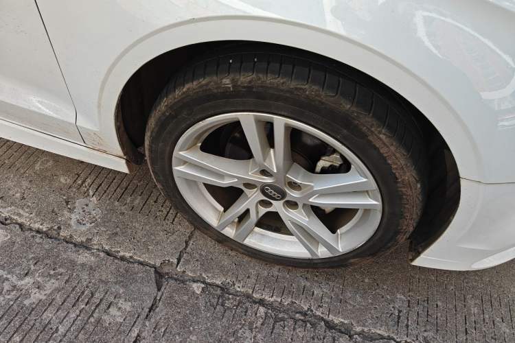 Used Audi A3 2019 Limousine 35 TFSI Fashion Edition China V standard Right Front Wheel Hub