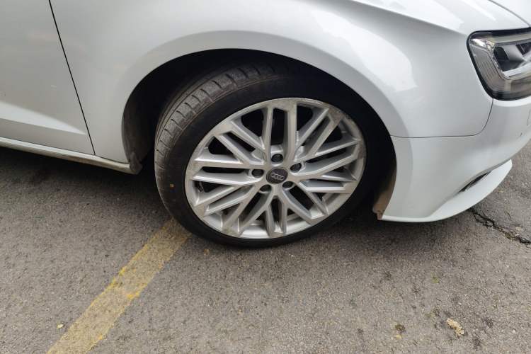 Used Audi A3 2019 Sportback 35 TFSI Style Edition China VI Emission Standard Right Front Wheel Hub