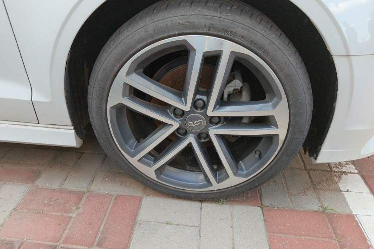 Used Audi A3 2019 Limousine 35 TFSI Sporty Version China VI Right Front Wheel Hub
