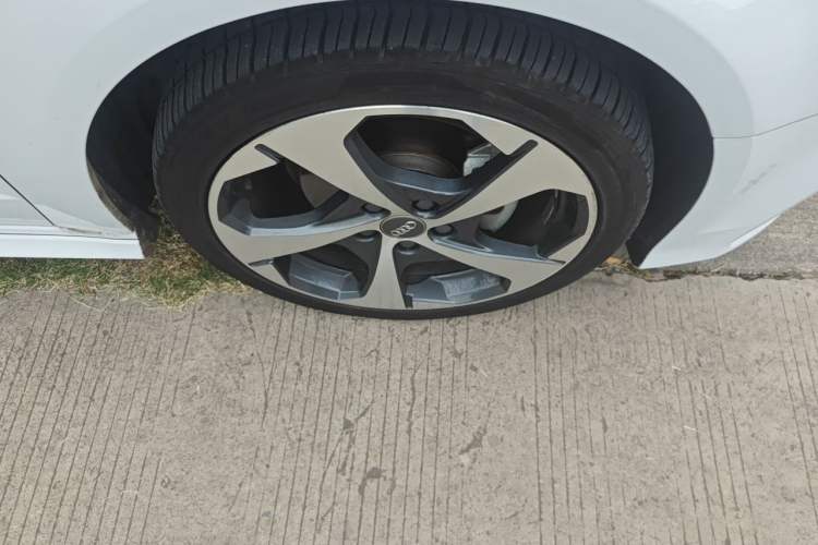 Used Audi A3 2019 Sportback 35 TFSI Fashion Edition China VI Emission Standard Right Front Wheel Hub