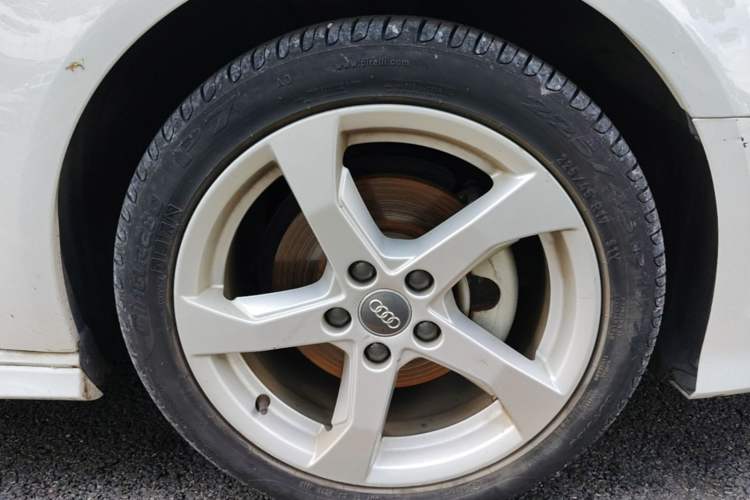 Used Audi A3 2019 Sportback 35 TFSI Fashion Edition China VI Emission Standard Right Front Wheel Hub