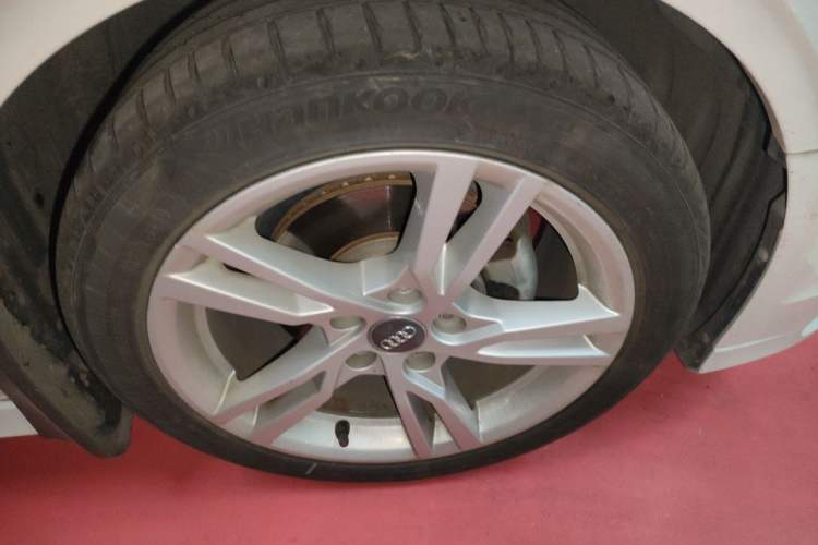 Used Audi A3 2019 Limousine 35 TFSI Fashion Edition China V standard Right Front Wheel Hub