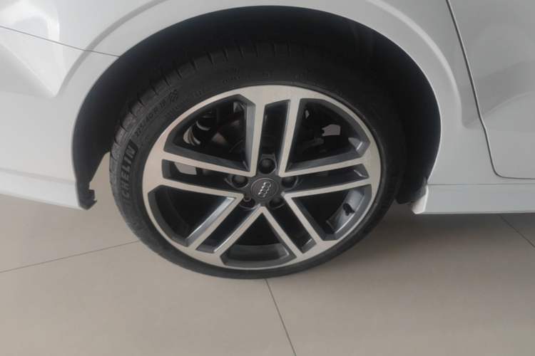 Used Audi A3 2019 Limousine 35 TFSI Sport Edition China V Emission Standard Right Rear Wheel Hub