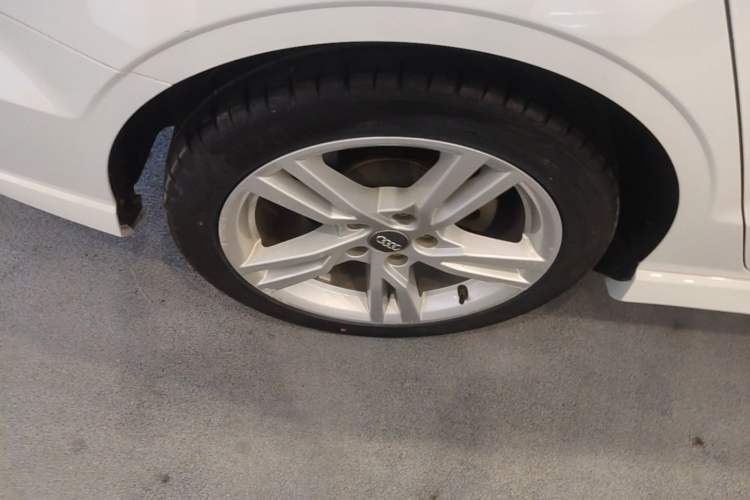 Used Audi A3 2019 Limousine 35 TFSI Fashion Edition China VI Emission Standard Right Rear Wheel Hub