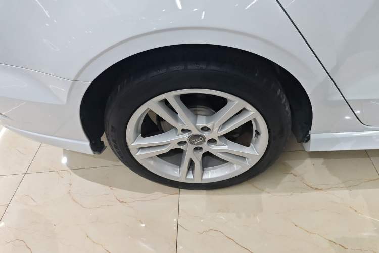 Used Audi A3 2019 Limousine 35 TFSI Fashion Edition China V standard Right Rear Wheel Hub