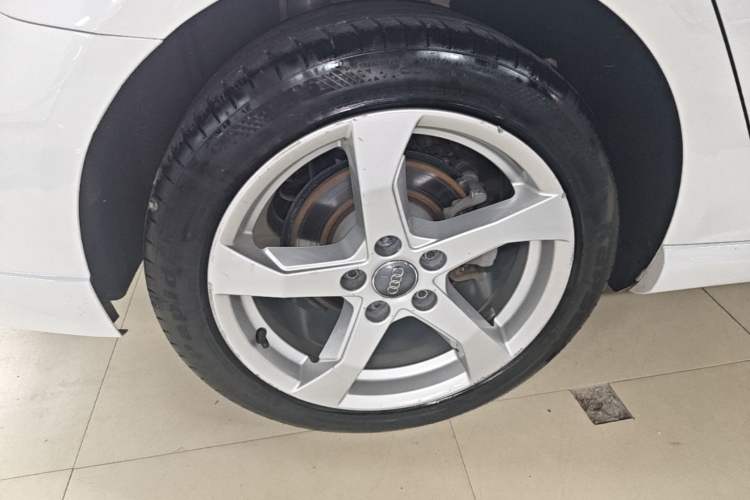 Used Audi A3 2019 Sportback 35 TFSI Fashion Edition China VI Emission Standard Right Rear Wheel Hub