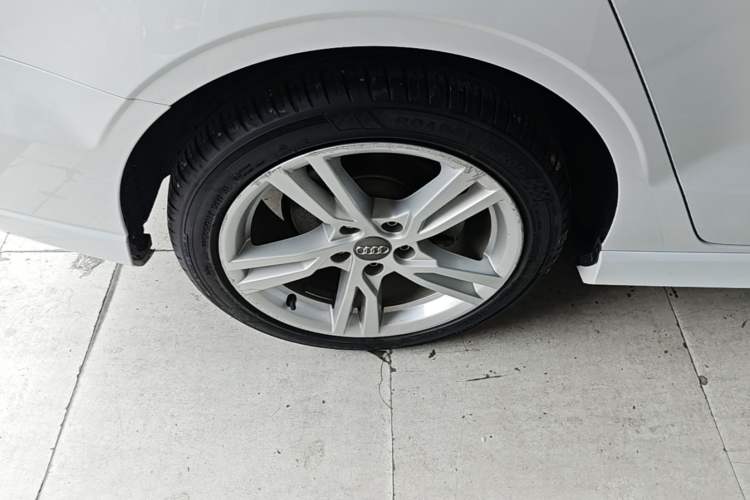 Used Audi A3 2019 Limousine 35 TFSI Fashion Edition China V standard Right Rear Wheel Hub
