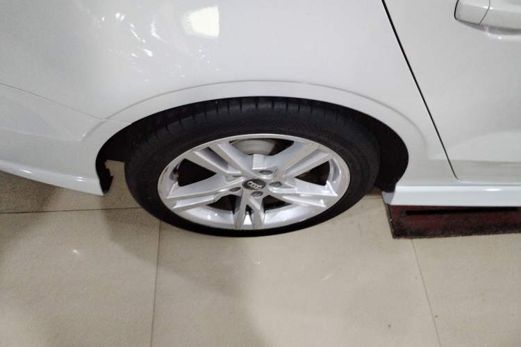 Used Audi A3 2019 Limousine 35 TFSI Fashion Edition China V standard Right Rear Wheel Hub