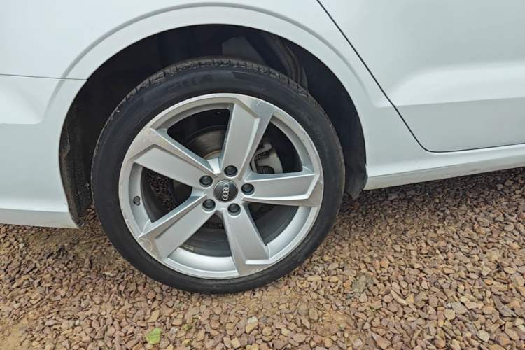 Used Audi A3 2019 Limousine 35 TFSI Style Edition China VI Emission Standard Right Rear Wheel Hub