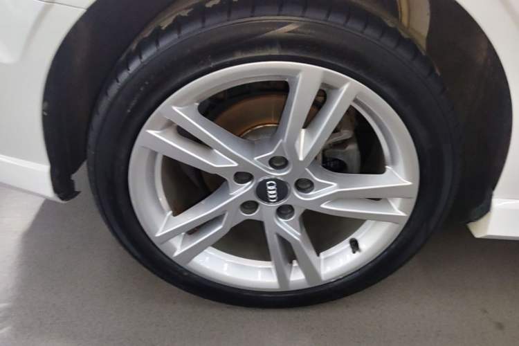 Used Audi A3 2019 Limousine 35 TFSI Fashion Edition China V standard Right Rear Wheel Hub