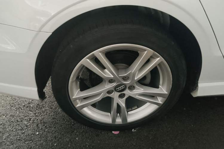 Used Audi A3 2019 Limousine 35 TFSI Fashion Edition China V standard Right Rear Wheel Hub
