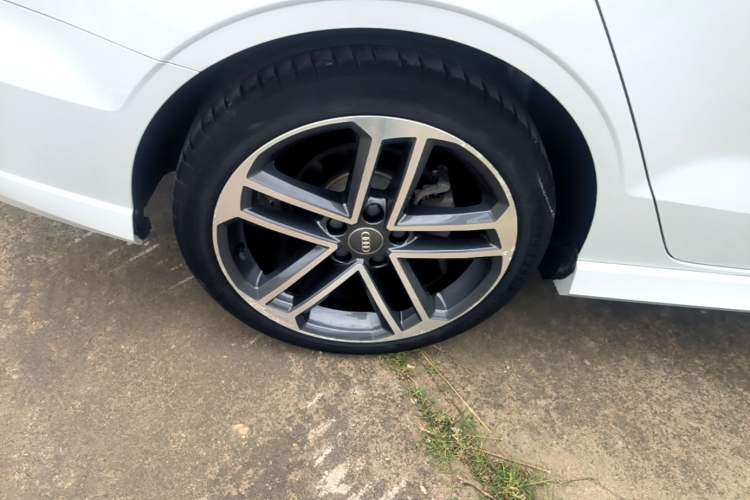 Used Audi A3 2019 Limousine 35 TFSI Sport Edition China V Emission Standard Right Rear Wheel Hub