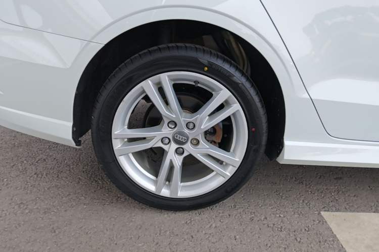 Used Audi A3 2019 Limousine 35 TFSI Fashion Edition China VI Emission Standard Right Rear Wheel Hub