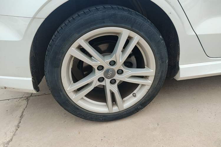 Used Audi A3 2019 Limousine 35 TFSI Fashion Edition China VI Emission Standard Right Rear Wheel Hub