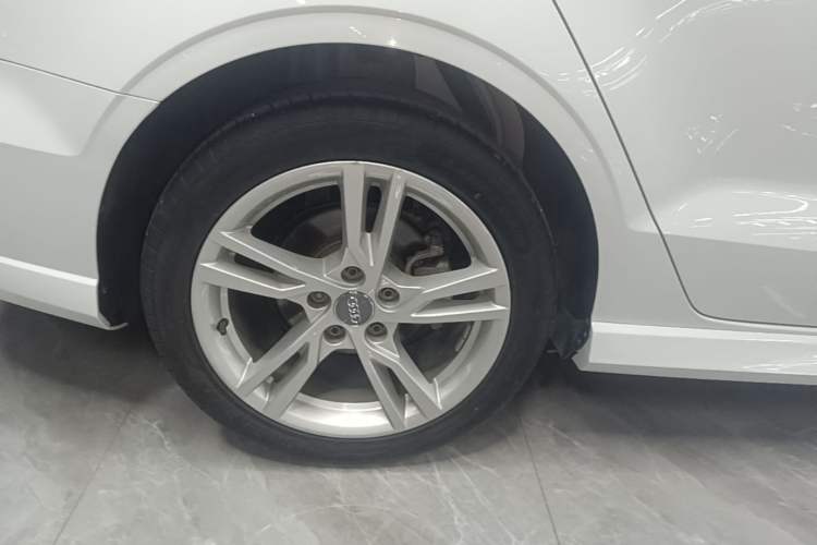 Used Audi A3 2019 Limousine 35 TFSI Fashion Edition China V standard Right Rear Wheel Hub