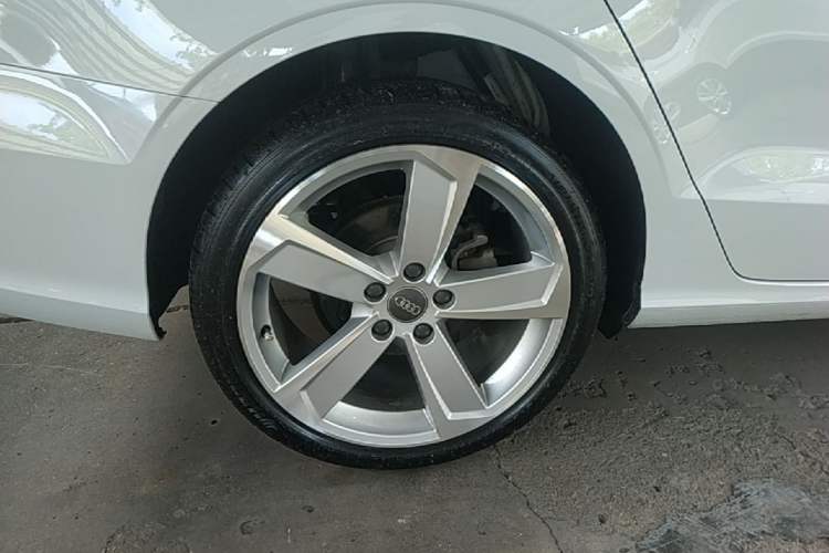 Used Audi A3 2019 Limousine 35 TFSI Style Edition China VI Emission Standard Right Rear Wheel Hub
