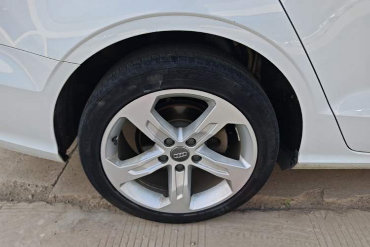 Used Audi A3 2019 Limousine 35 TFSI Ambition China VI Right Rear Wheel Hub