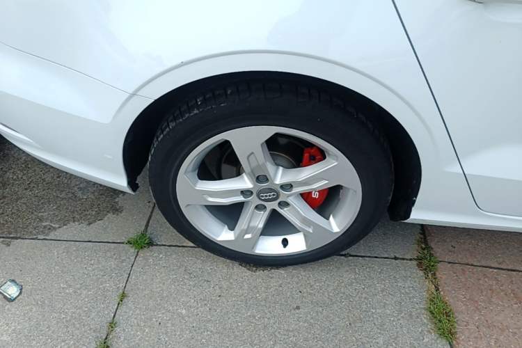 Used Audi A3 2019 Limousine 35 TFSI Ambition China VI Right Rear Wheel Hub