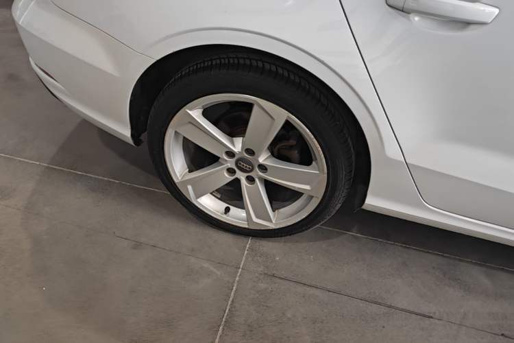 Used Audi A3 2019 Limousine 35 TFSI Style Edition China VI Emission Standard Right Rear Wheel Hub