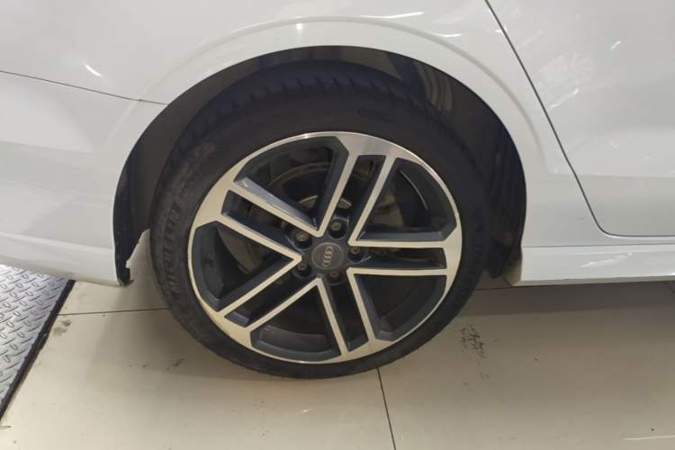 Used Audi A3 2019 Limousine 35 TFSI Sporty Version China VI Right Rear Wheel Hub