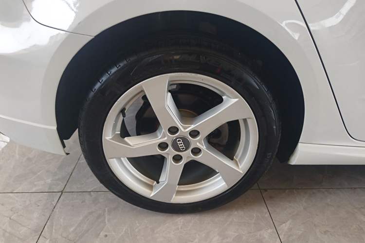 Used Audi A3 2019 Sportback 35 TFSI Fashion Edition China VI Emission Standard Right Rear Wheel Hub