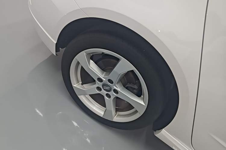 Used Audi A3 2019 Sportback 35 TFSI Fashion Edition China VI Emission Standard Right Rear Wheel Hub