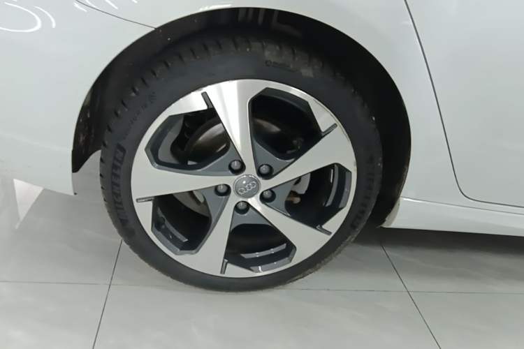 Used Audi A3 2019 Sportback 35 TFSI Sporty Version China VI Right Rear Wheel Hub