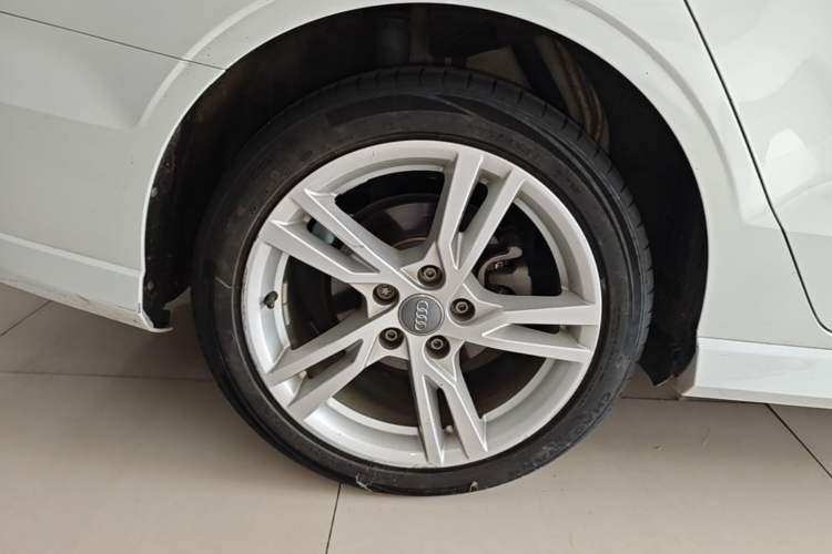 Used Audi A3 2019 Limousine 35 TFSI Fashion Edition China VI Emission Standard Right Rear Wheel Hub