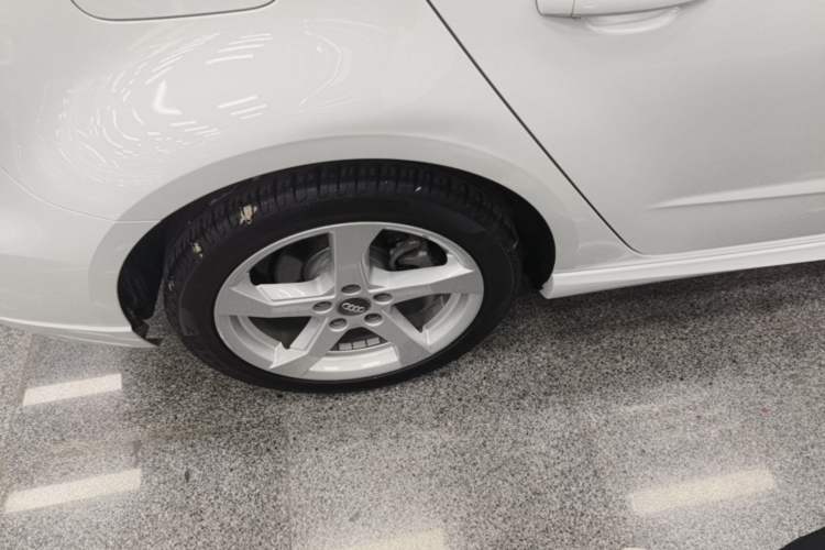 Used Audi A3 2019 Sportback 35 TFSI Fashion Edition China VI Emission Standard Right Rear Wheel Hub