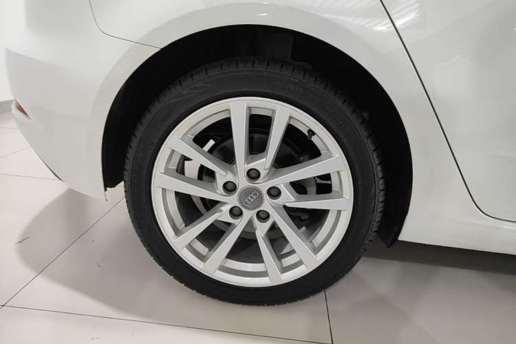 Used Audi A3 2019 Sportback 35 TFSI Ambition China VI Right Rear Wheel Hub