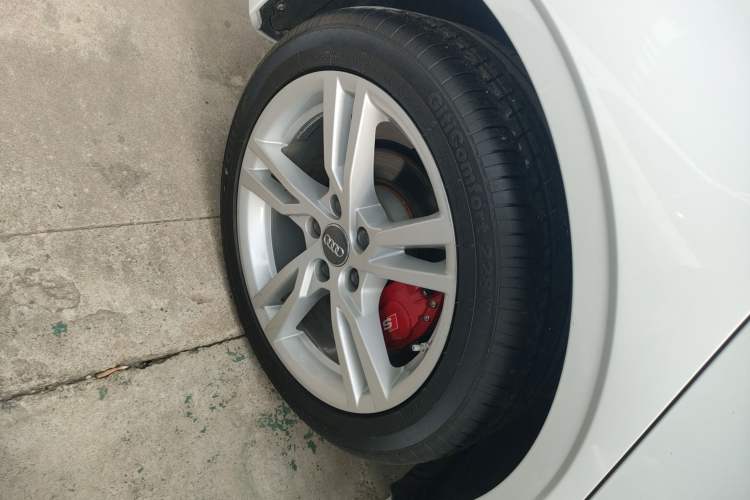 Used Audi A3 2019 Limousine 35 TFSI Fashion Edition China V standard Right Rear Wheel Hub