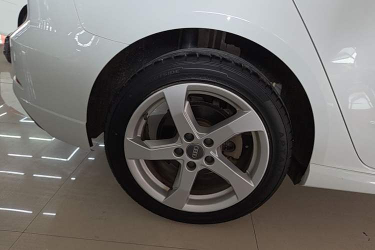 Used Audi A3 2019 Sportback 35 TFSI Fashion Edition China VI Emission Standard Right Rear Wheel Hub