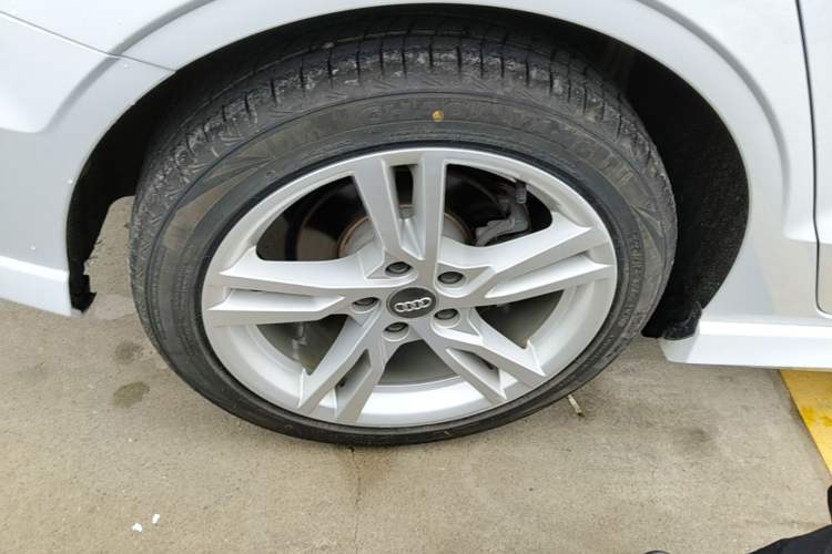 Used Audi A3 2019 Limousine 35 TFSI Fashion Edition China VI Emission Standard Right Rear Wheel Hub