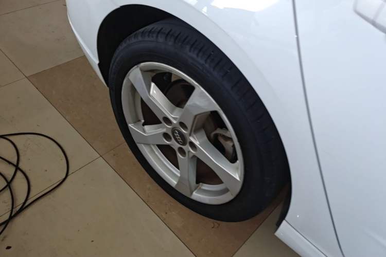 Used Audi A3 2019 Sportback 35 TFSI Fashion Edition China VI Emission Standard Right Rear Wheel Hub