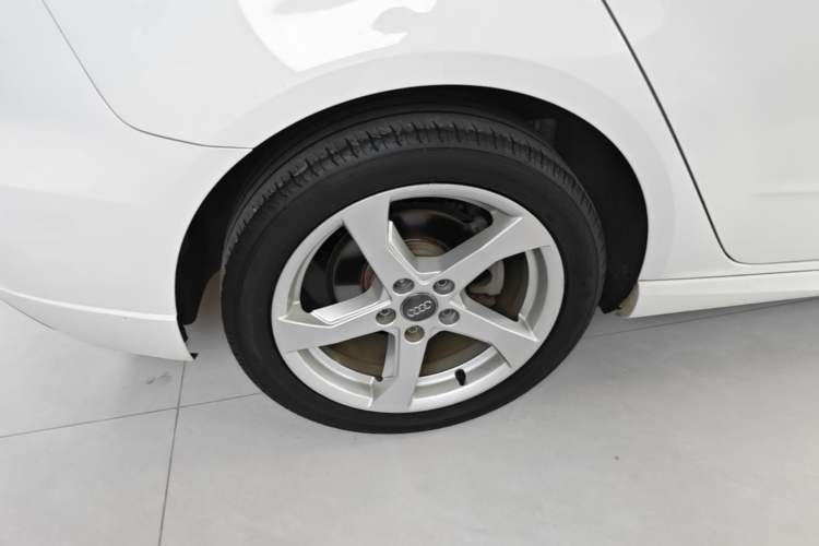 Used Audi A3 2019 Sportback 35 TFSI Fashion Edition China VI Emission Standard Right Rear Wheel Hub