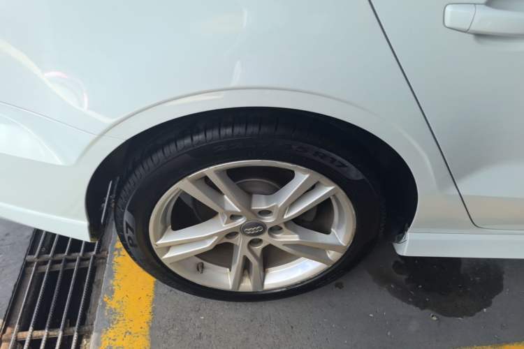 Used Audi A3 2019 Limousine 35 TFSI Fashion Edition China VI Emission Standard Right Rear Wheel Hub