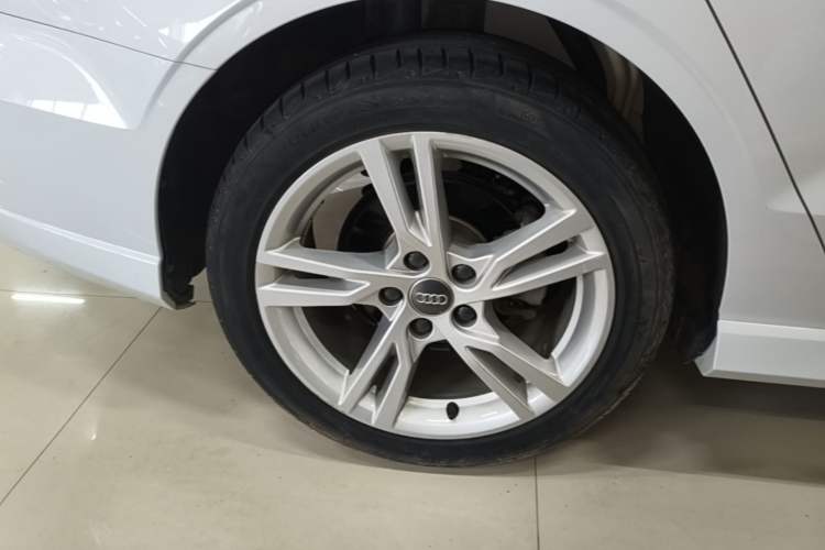 Used Audi A3 2019 Limousine 35 TFSI Fashion Edition China VI Emission Standard Right Rear Wheel Hub