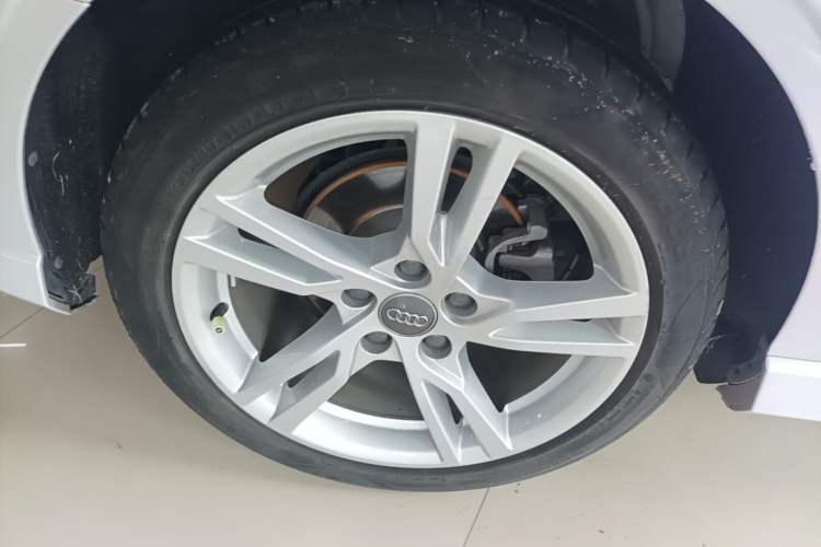 Used Audi A3 2019 Limousine 35 TFSI Fashion Edition China V standard Right Rear Wheel Hub