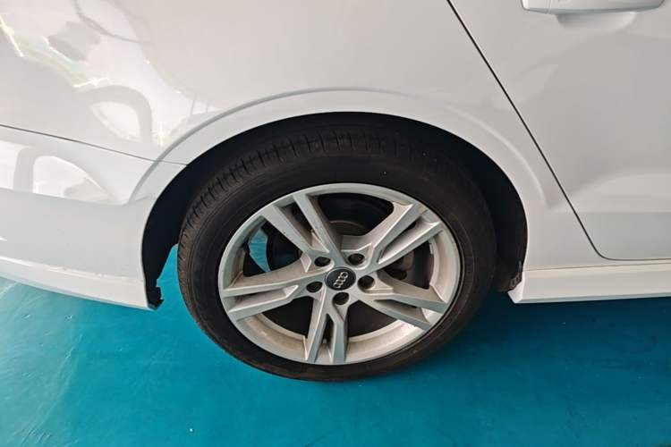 Used Audi A3 2019 Limousine 35 TFSI Fashion Edition China V standard Right Rear Wheel Hub