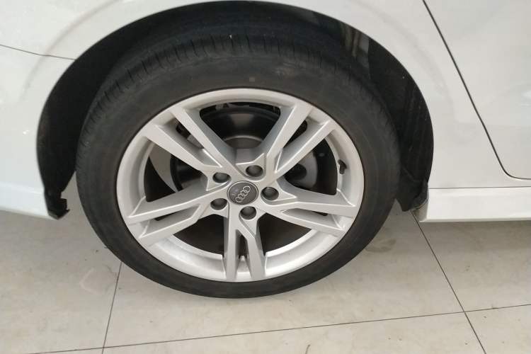Used Audi A3 2019 Limousine 35 TFSI Fashion Edition China VI Emission Standard Right Rear Wheel Hub