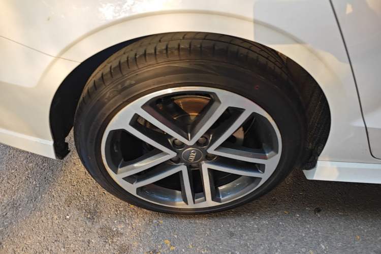 Used Audi A3 2019 Limousine 35 TFSI Sporty Version China VI Right Rear Wheel Hub