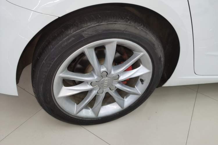 Used Audi A3 2019 Sportback 35 TFSI Ambition China VI Right Rear Wheel Hub