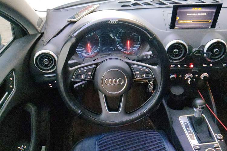 Used Audi A3 2019 Sportback 35 TFSI Fashion Edition China VI Emission Standard Steering Wheel