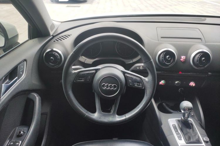 Used Audi A3 2019 Sportback 35 TFSI Fashion Edition China VI Emission Standard Steering Wheel